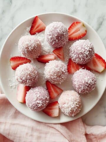Healthy Strawberry Cheesecake Balls Recipe