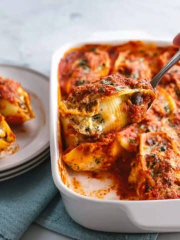 Cheesy Stuffed Shells with Tomato Sauce and Mushrooms Recipe